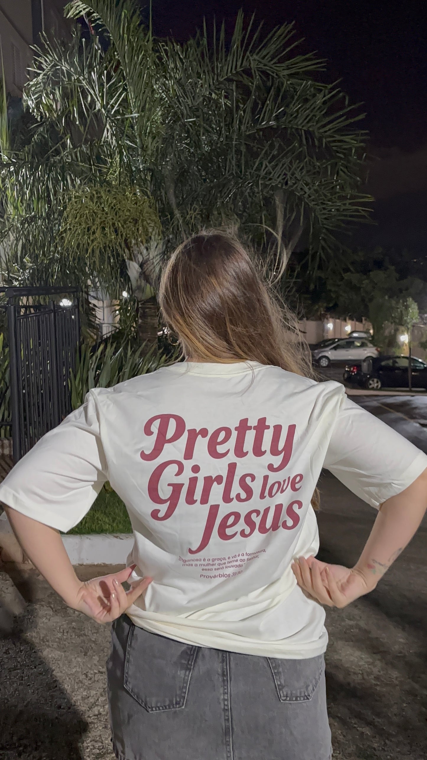 Camiseta Oversized Pretty Girls Love Jesus Vermelha